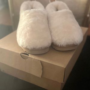 NEW IN BOX ~ UGG Classic Cozy is Bootie ~ Natural ~ EU 39/US 8.5